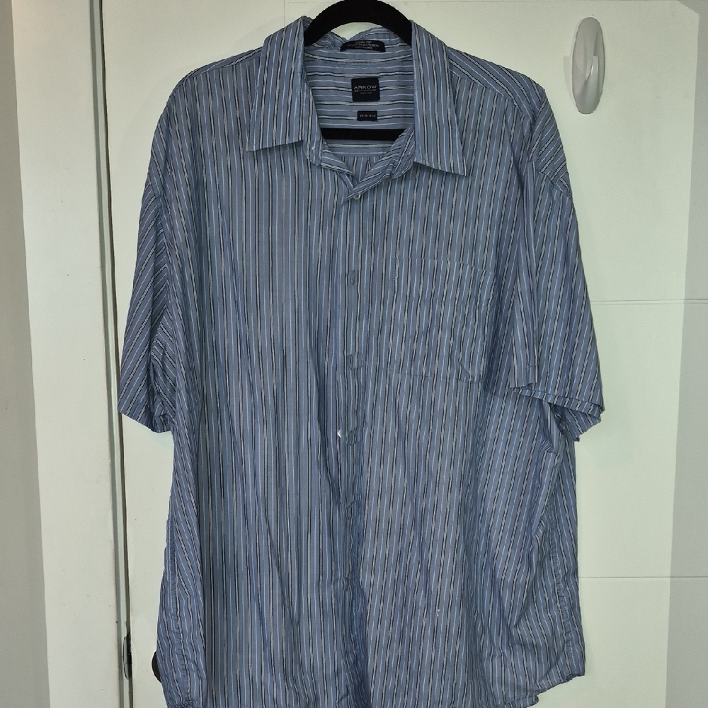 Arrow Men’s Blue and White Vertical Stripe Short-Sleeve Button-Down Shirt